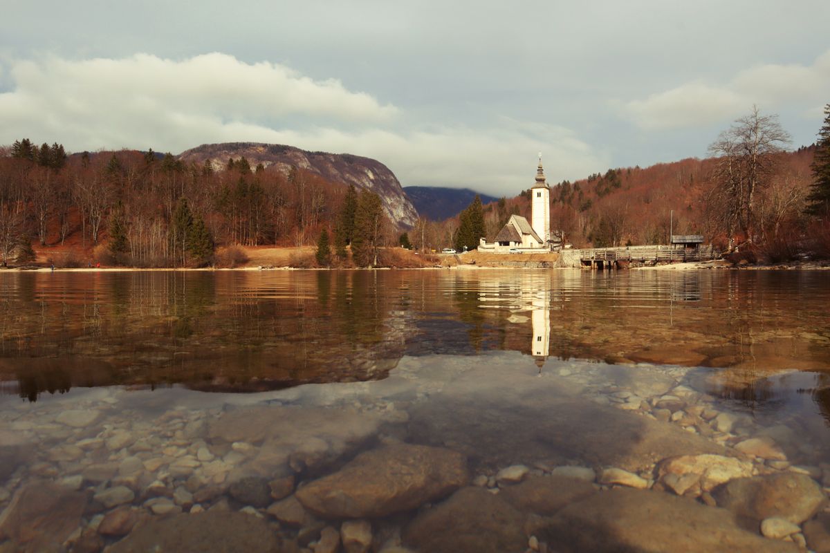 Bohinjsko jezero z gorami v ozadju